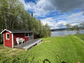 Mysig mindre sovstuga bredvid sjö