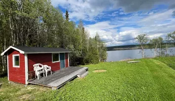 Charmig och avskild liten stuga vid sjön