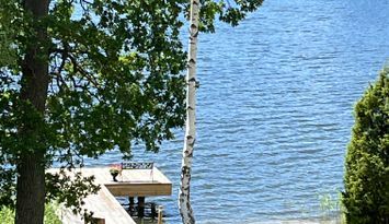 Stuga på stor sjötomt med egen udde