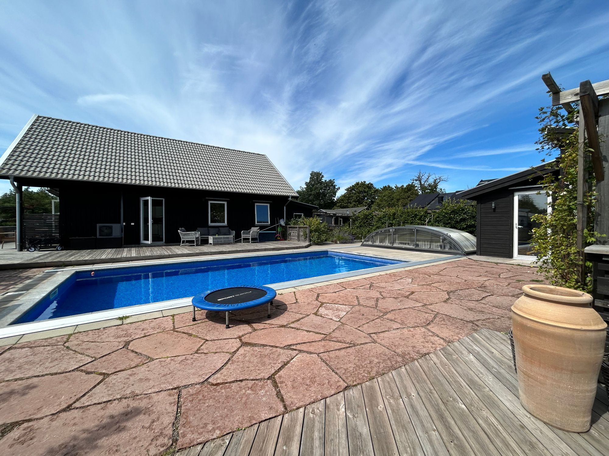 Sommarhus med pool – bild 2 av 16
