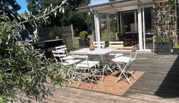 Mysig stuga 500 m till strand på stor, egen tomt