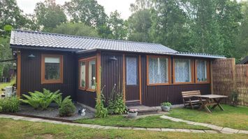 Sjönära avkoppling intill skogsbrynet