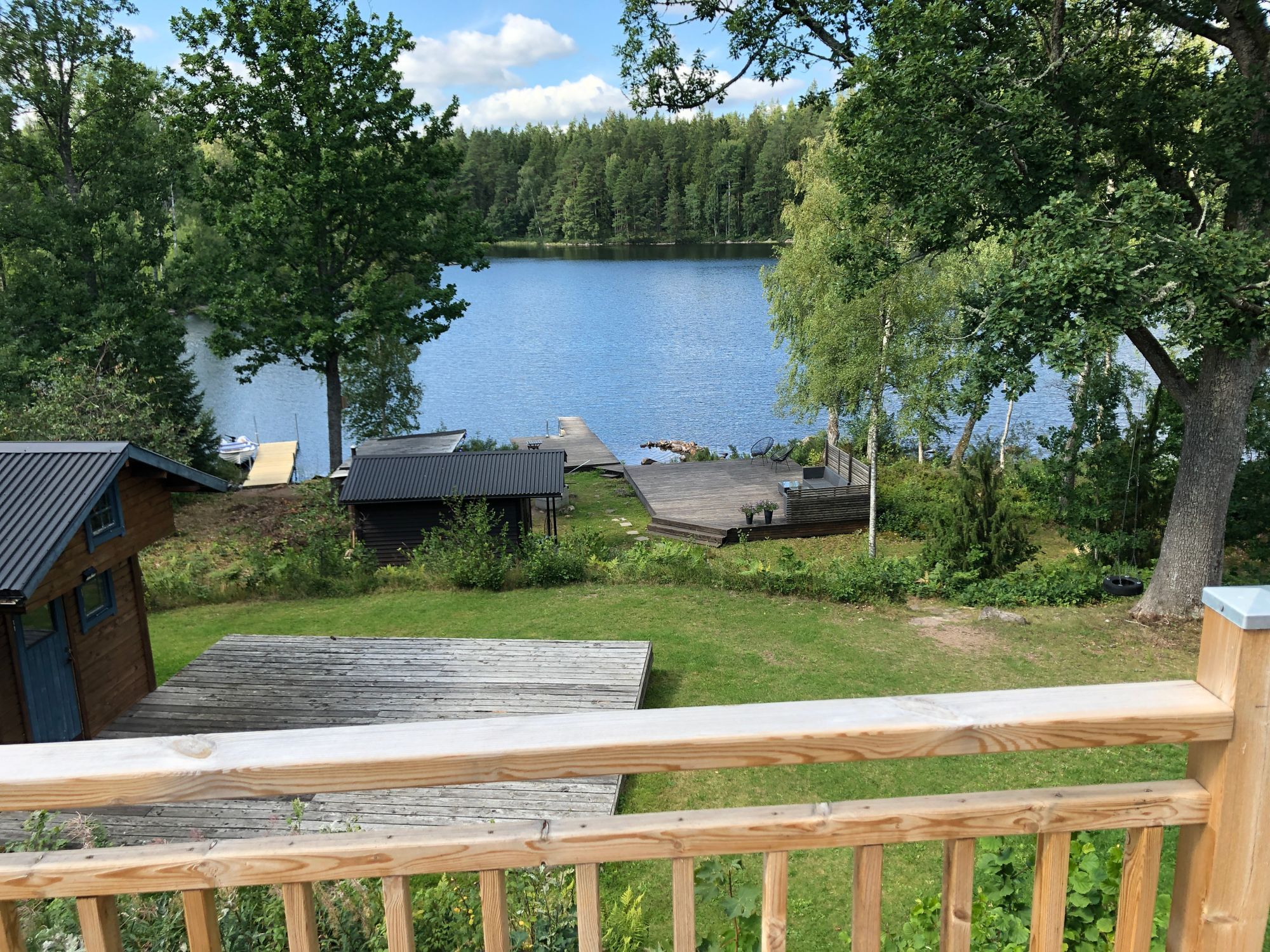 Hus på strandtomt med egen brygga och många bäddar – bild 9 av 24