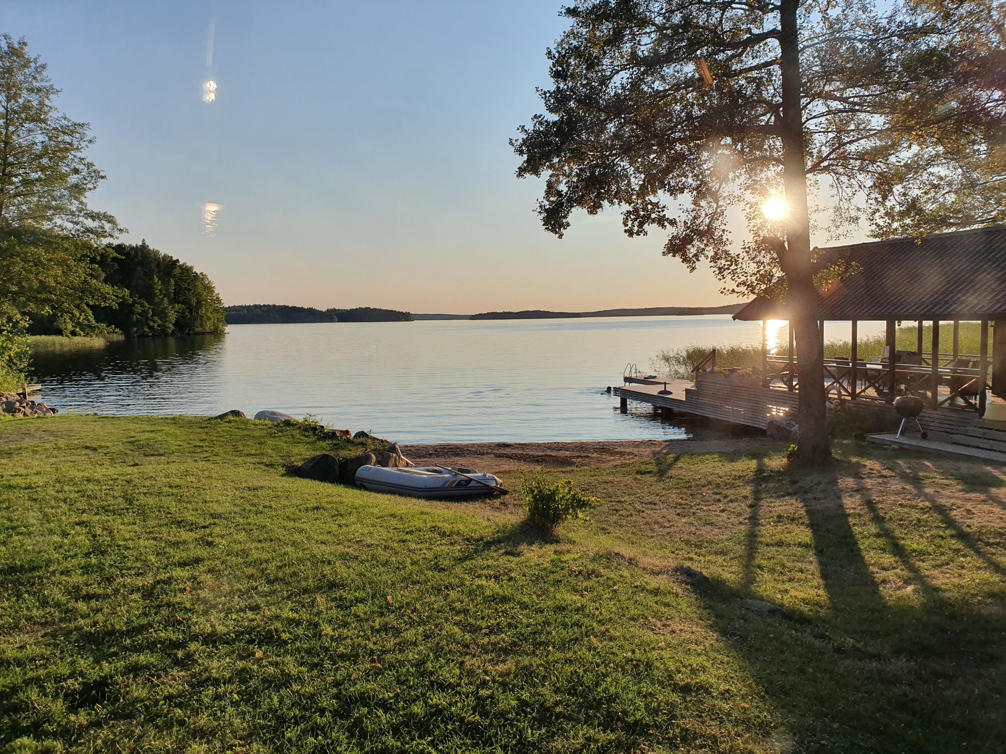 Sjöstuga vid Mälaren – brygga, roddbåt & bastu – bild 4 av 24