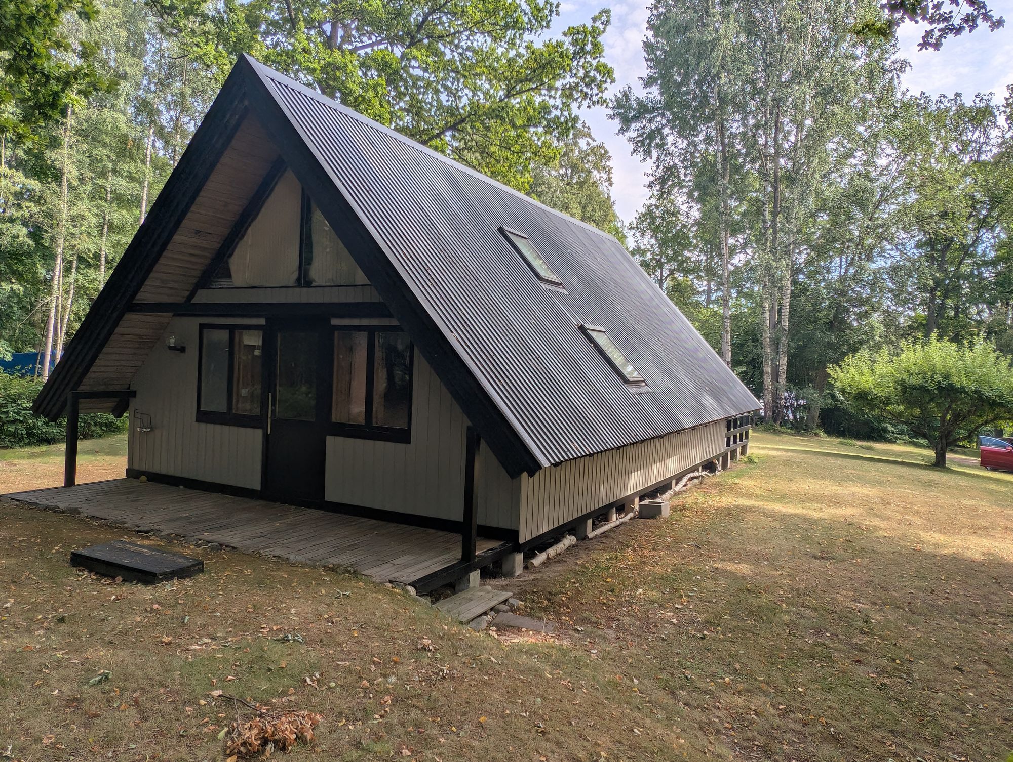 Mysig sjönära stuga med gäststuga, vid vägs ände – bild 3 av 24