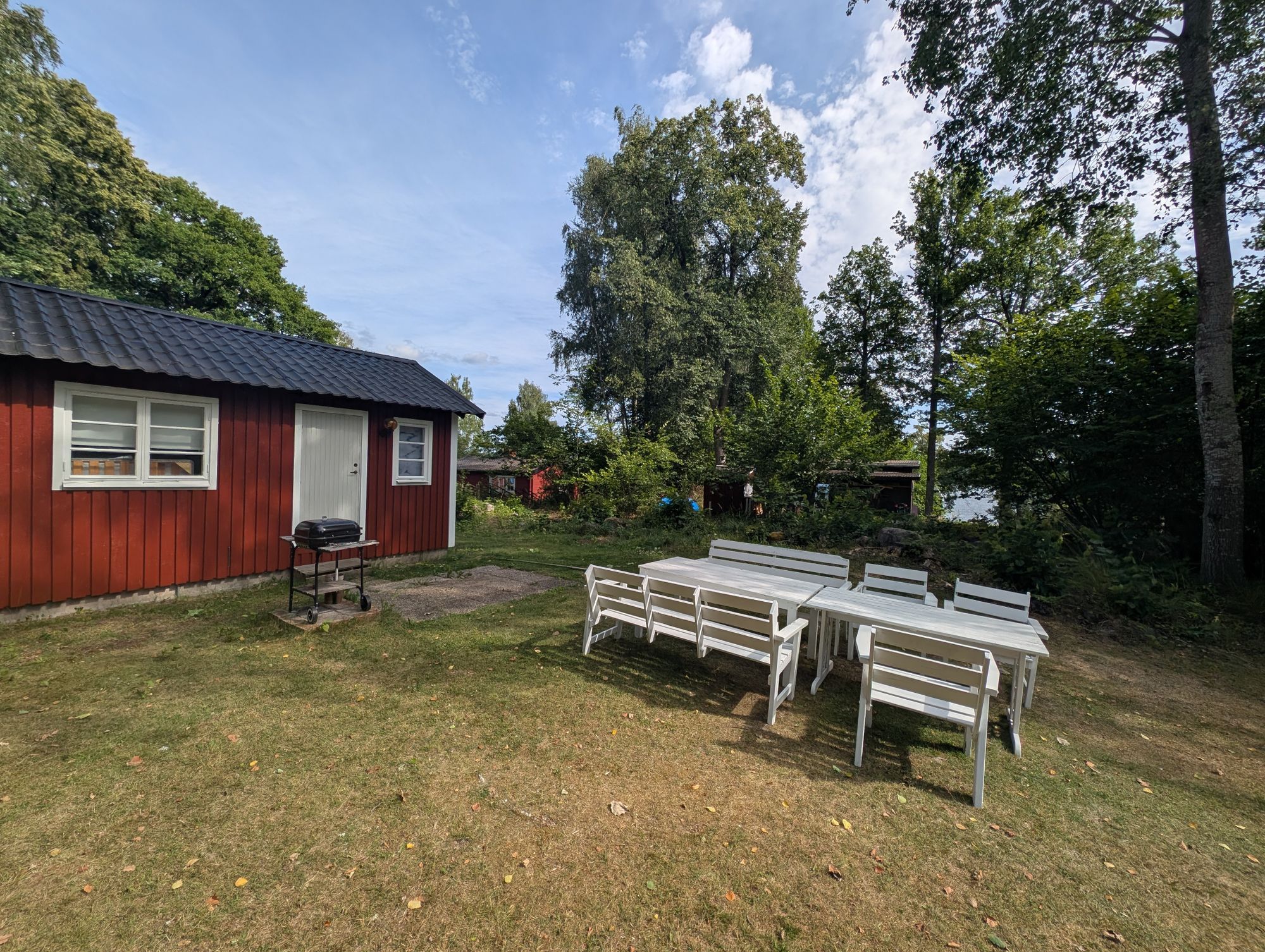 Mysig sjönära stuga med gäststuga, vid vägs ände – bild 19 av 24