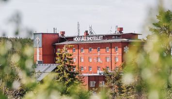 Etagelägenhet med balkong mot backarna/fjället