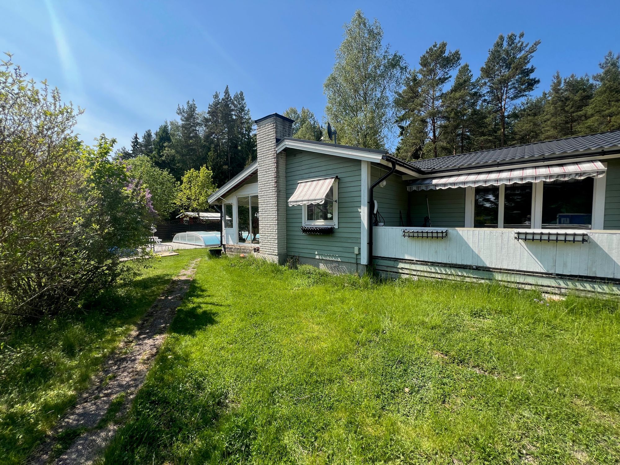 Sommarhus med pool & sjönära läge Upplands Bro