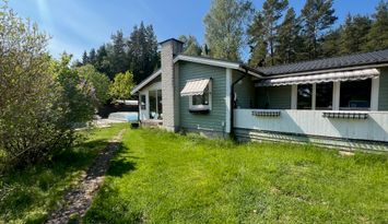 Sommarhus med pool & sjönära läge Upplands Bro
