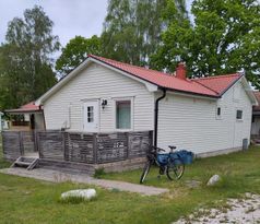 Stuga vid Tofta Strand nära havet,