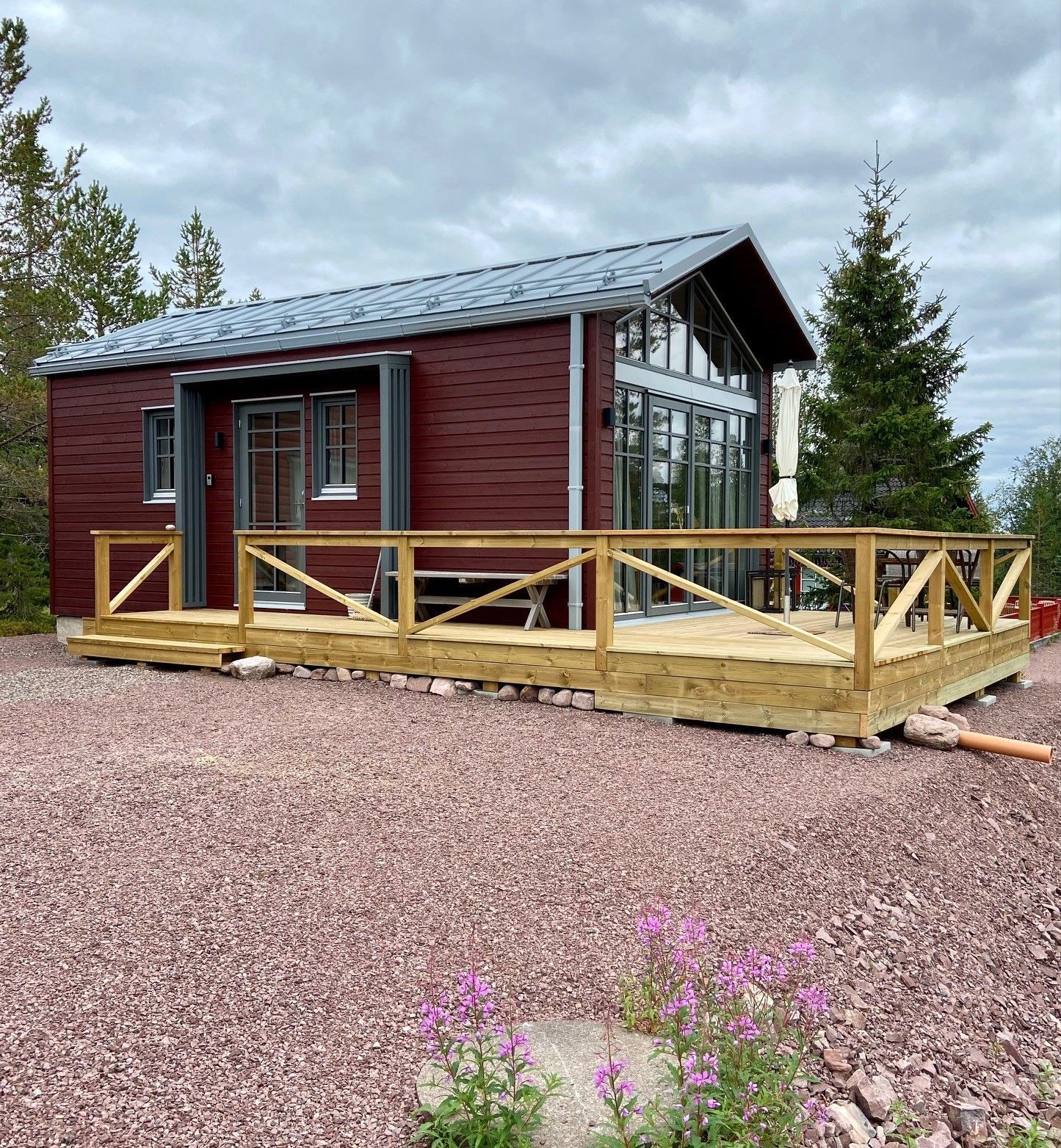 Nybyggt attefallshus med alla moderniteter – bild 2 av 11