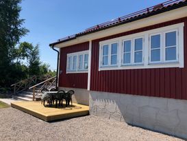 Stuga och bastu vid sjö med ogenerat läge