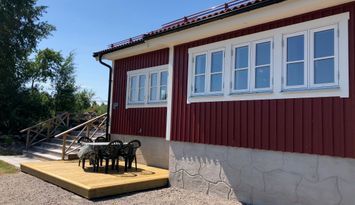 Stuga och bastu vid sjö med ogenerat läge