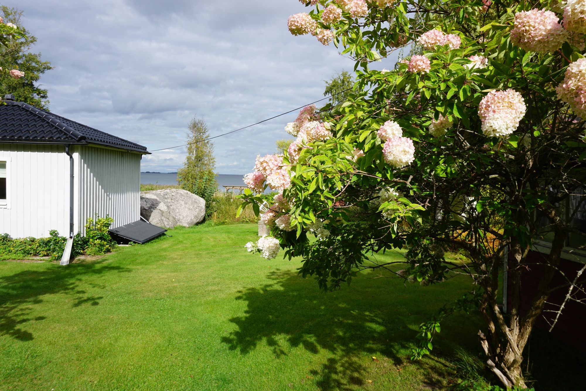 Sommarhus vid Södra Hjälmaren med sjötomt – bild 22 av 24