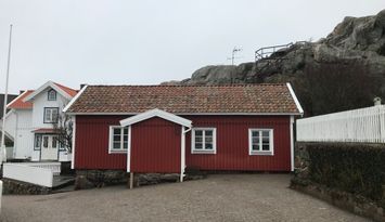 Stuga vid havet på Tjörn, Skärhamn i  Bohuslän.