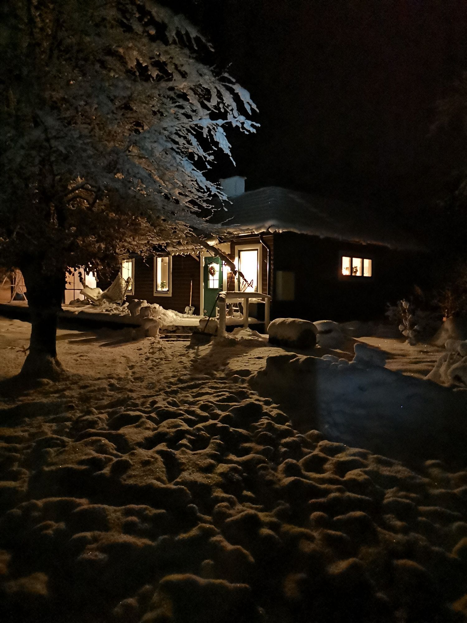 Stuga med egen pool vid badsjö. – bild 21 av 22