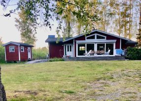 Njut av hav, strand och pool i Roslagen.