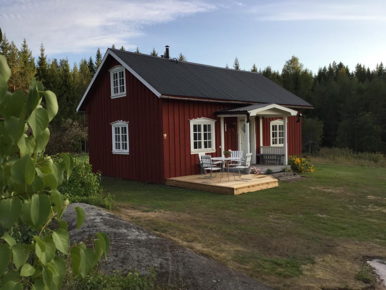Room in a terrace house with 2 single beds, near lake Kyrkviken. A balcony of your own, and the guest bathroom is just outside the room on the second floor. Airbnb | Arvika - Semesterboenden och stllen att bo p
