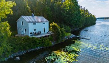 ☀️ Rymligt fritidshus – kvällssol & älvutsikt