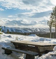 Nyrenoverat, västervy granne med naturen (Böv)