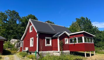 Svenskt fritidshus nära skog och hav/kust