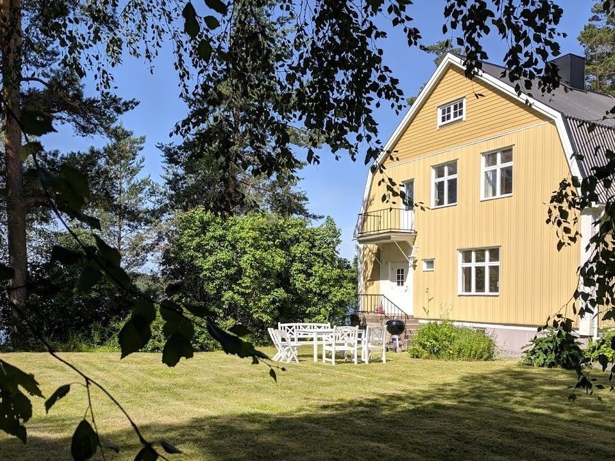 Sommarboende med strandtomt, båt och bastu – bild 2 av 7