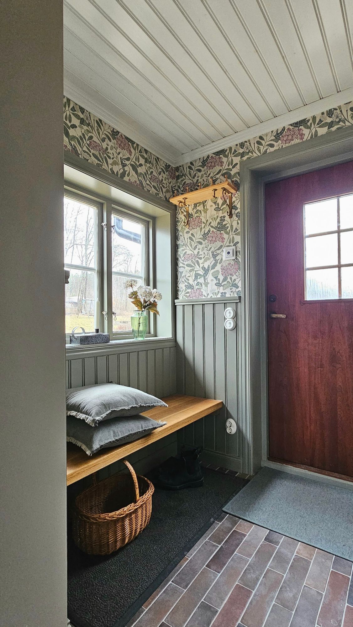 Sjöstuga vid Mälaren – brygga, roddbåt & bastu – bild 18 av 24