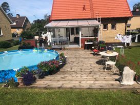 Hus mitt i Eksjö med ovanmark pool