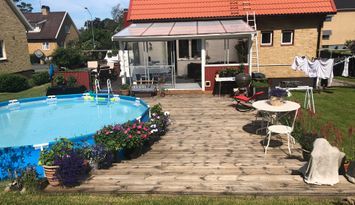 Hus mitt i Eksjö med ovanmark pool