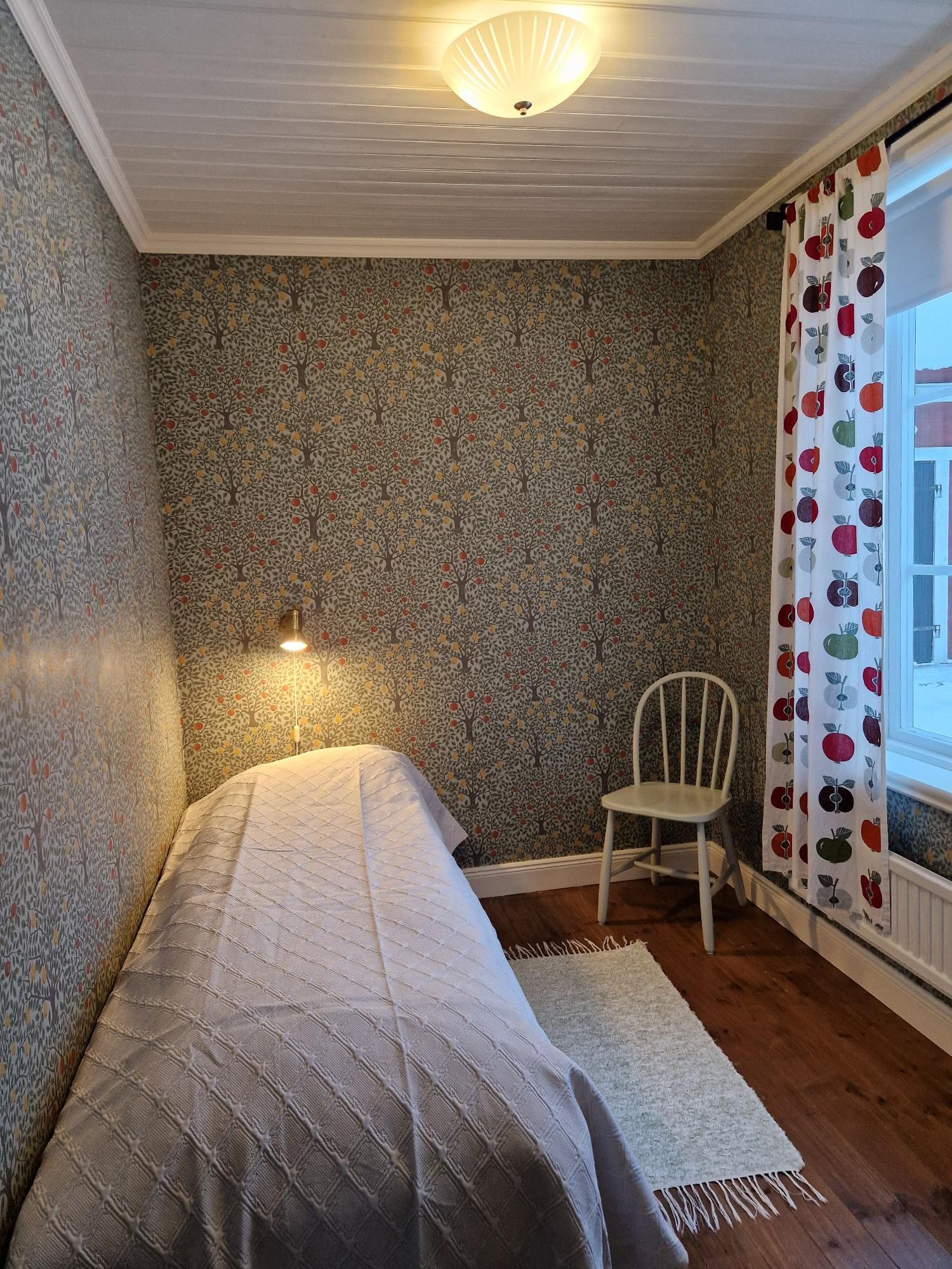 Naturnära Gäststuga på liten gård med höns – bild 5 av 9