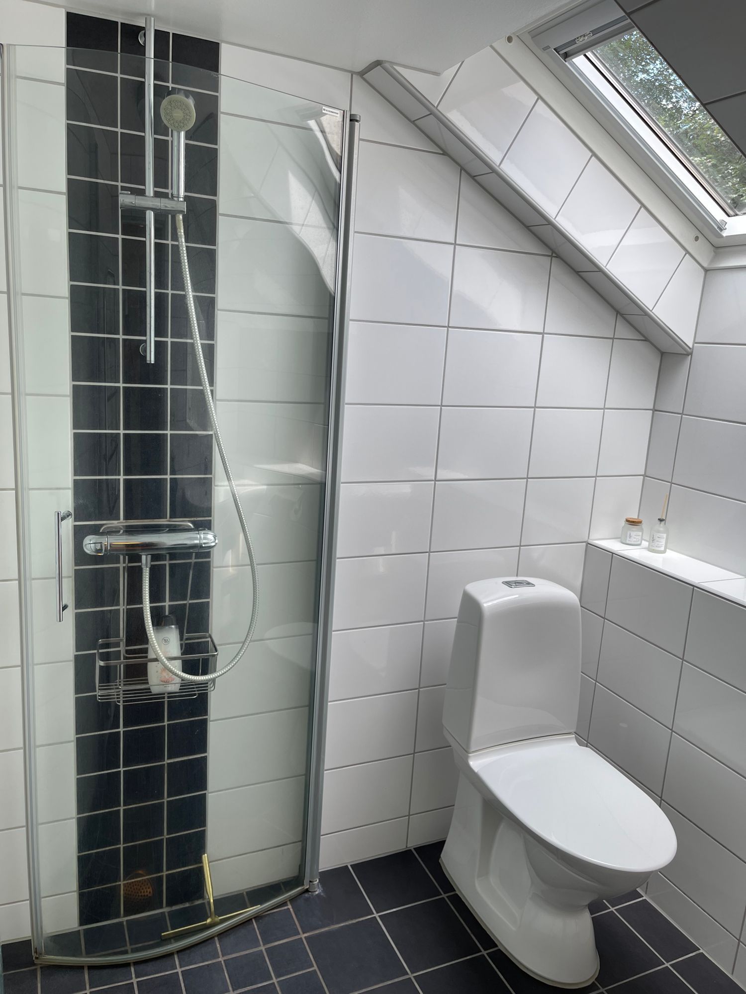 Hus på lantgård nära sjö, skog och staden Växjö – bild 24 av 24