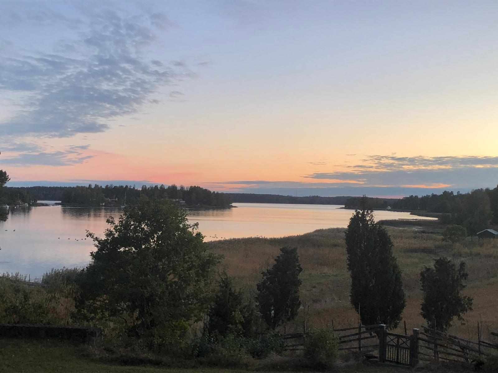 Hus med utsikt över havsvik, vissa veckor o dagar – bild 23 av 23