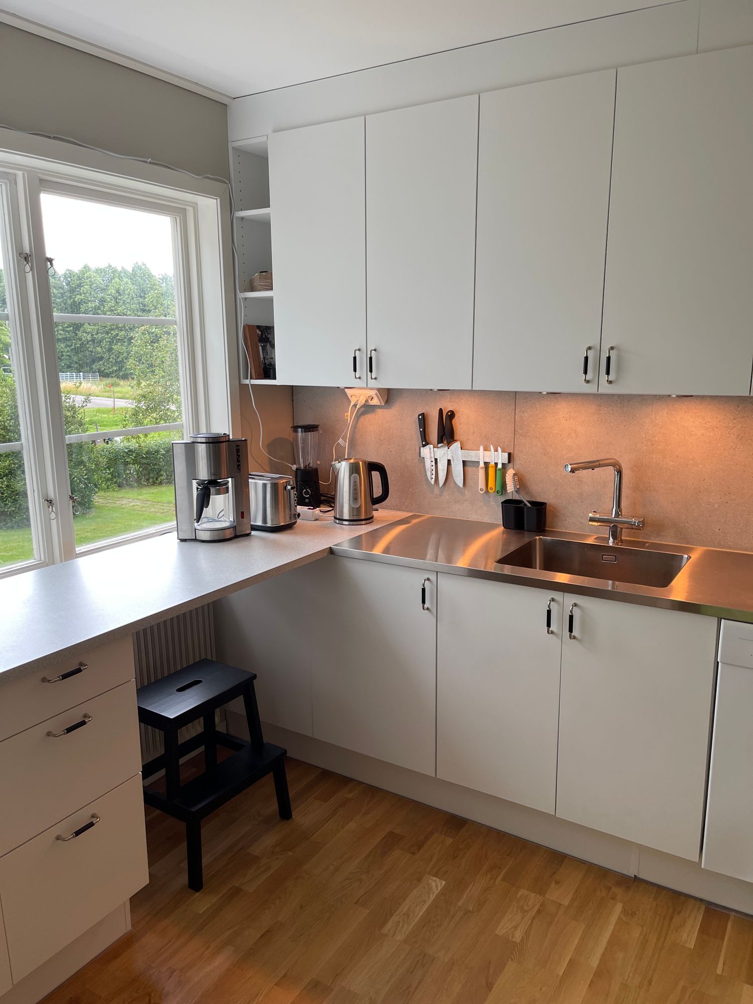 Hus på lantgård nära sjö, skog och staden Växjö – bild 8 av 24