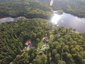 Hus i helt fantastisk natur, egen brygga vid insjö