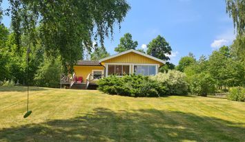 Utsikt över Sommen. Inhägnad tomt för hund & barn.