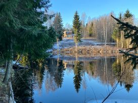 Lugnt lantställe i Stjärnsfors med vy över vattnet