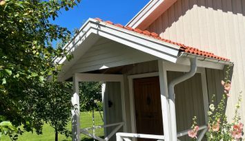 Nyrenoverad stuga vid Vänerns kant