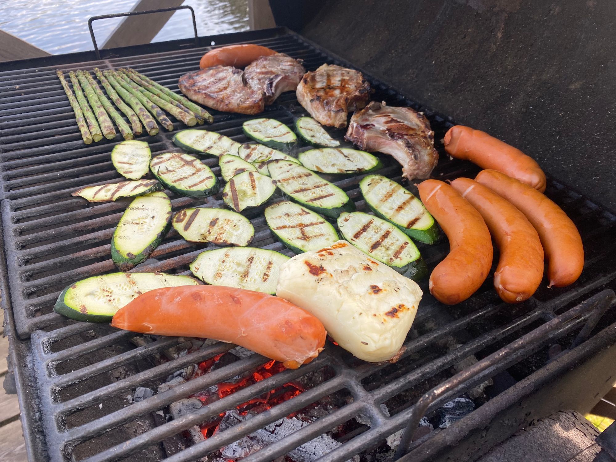 Idyllisk sommarstuga mitt i naturen vid sjökanten – bild 22 av 24