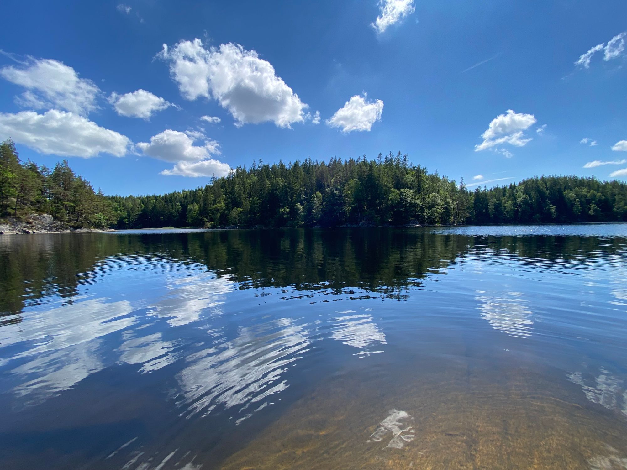 Idyllisk sommarstuga mitt i naturen vid sjökanten – bild 18 av 24