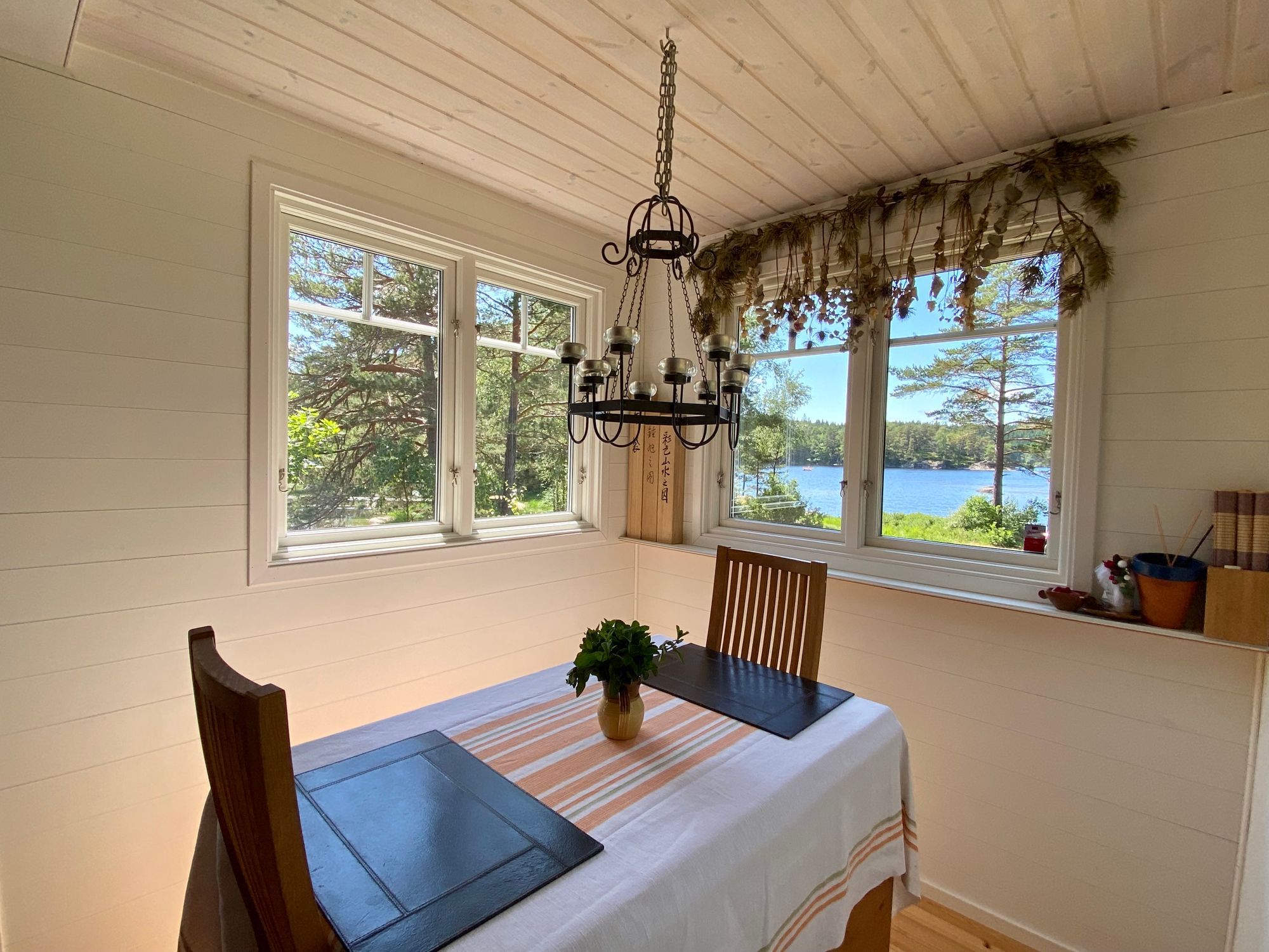 Idyllisk sommarstuga mitt i naturen vid sjökanten – bild 12 av 24