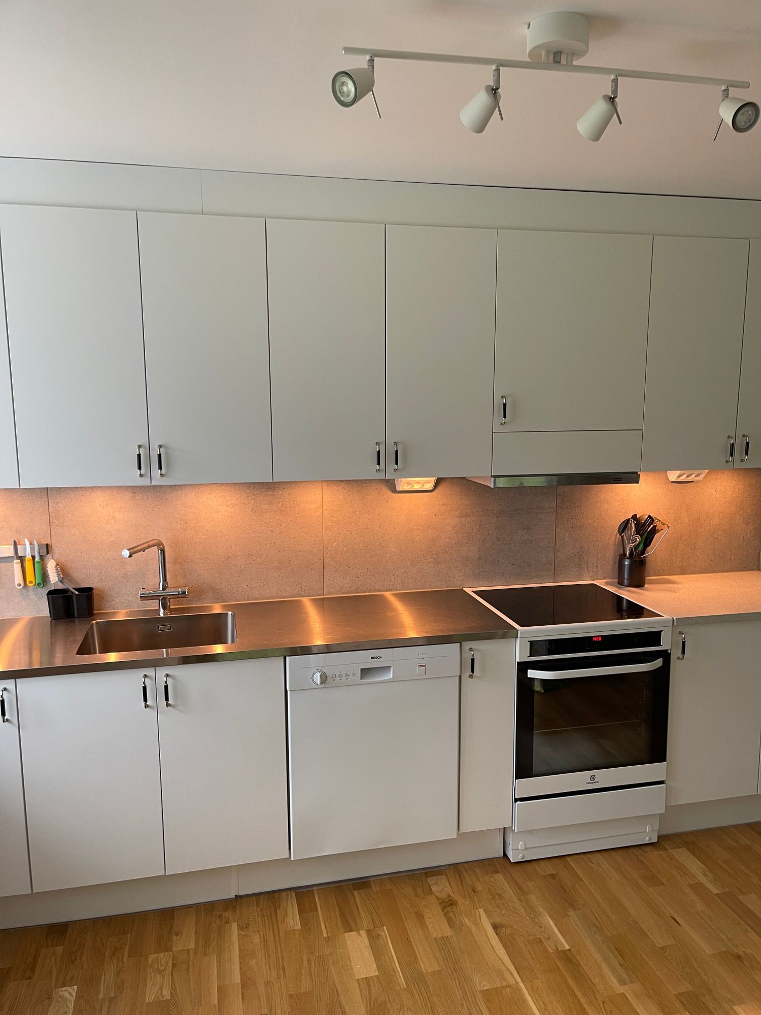 Hus på lantgård nära sjö, skog och staden Växjö – bild 9 av 24