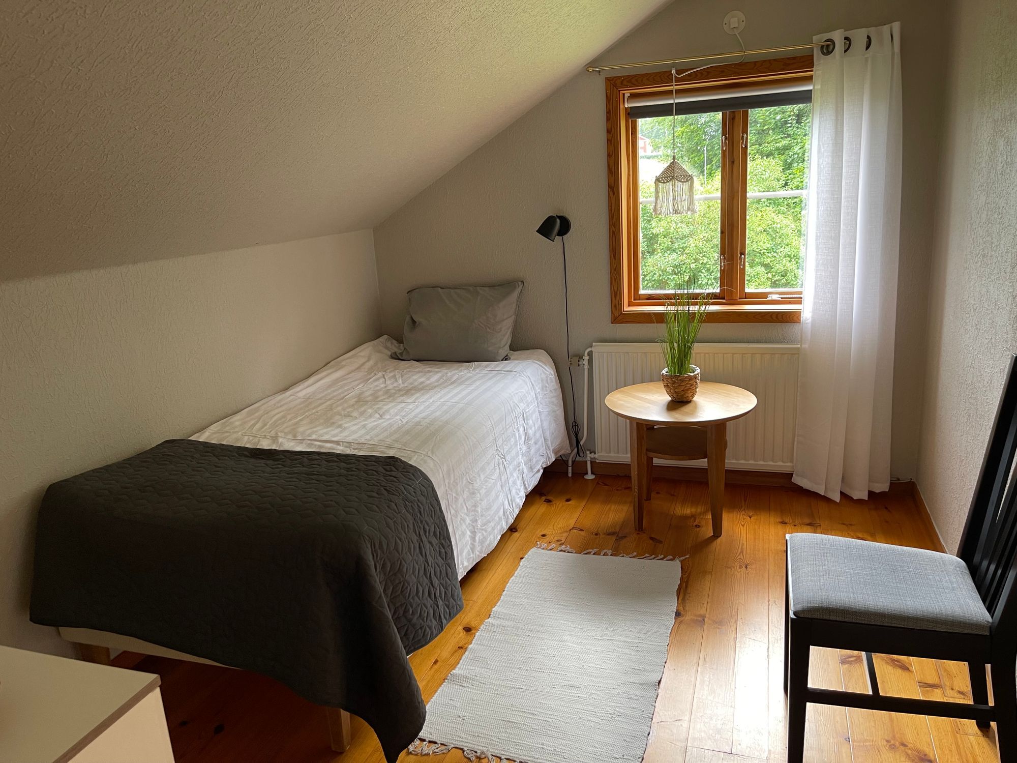 Hus på lantgård nära sjö, skog och staden Växjö – bild 22 av 24