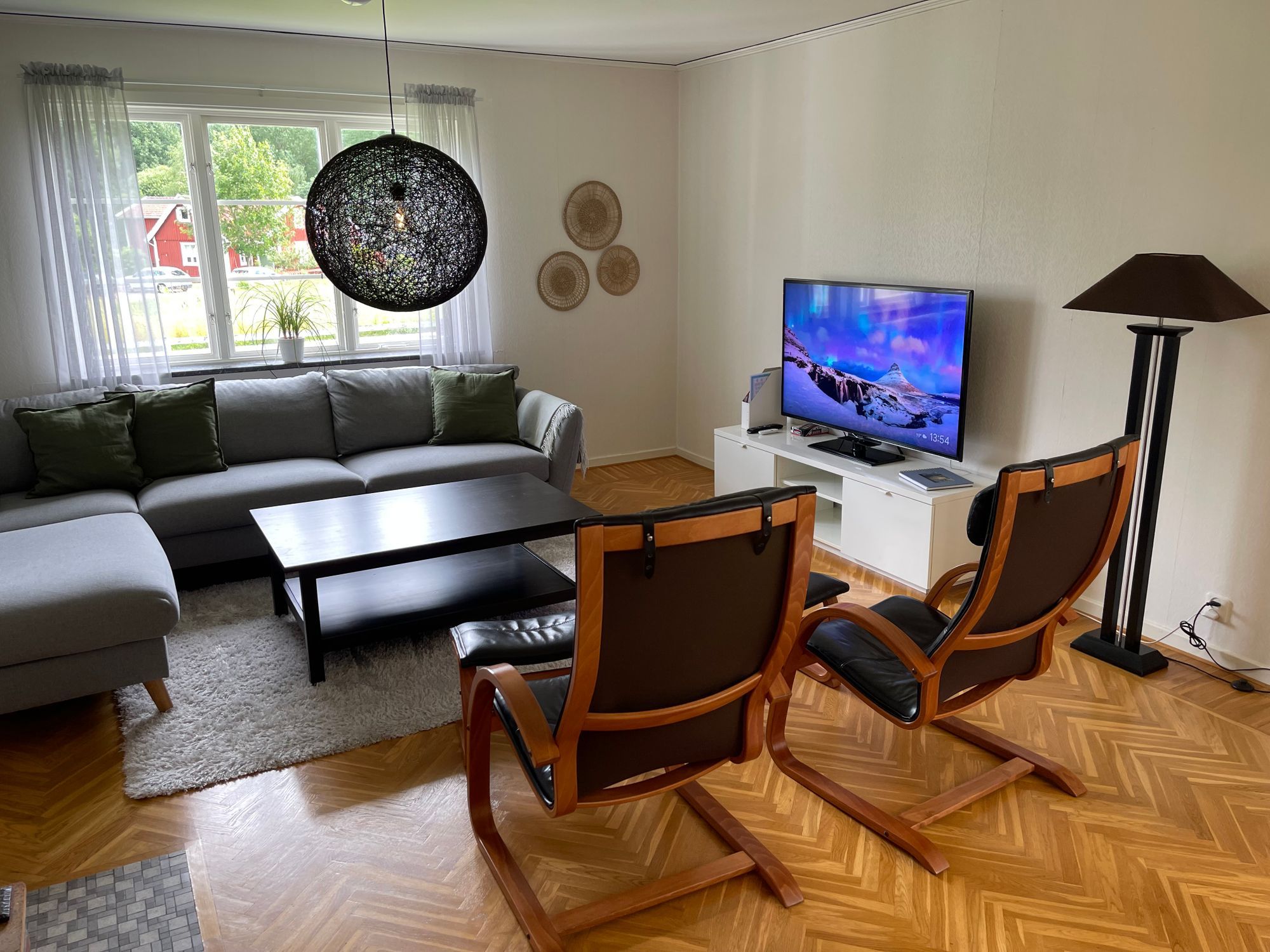 Hus på lantgård nära sjö, skog och staden Växjö – bild 14 av 24