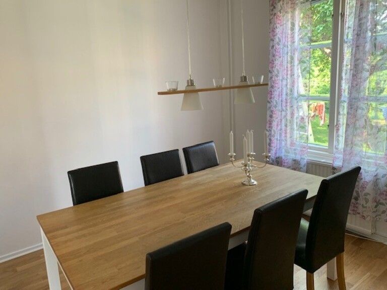 Parhus med stor trädgård 10 km norr om Visby – bild 1 av 8