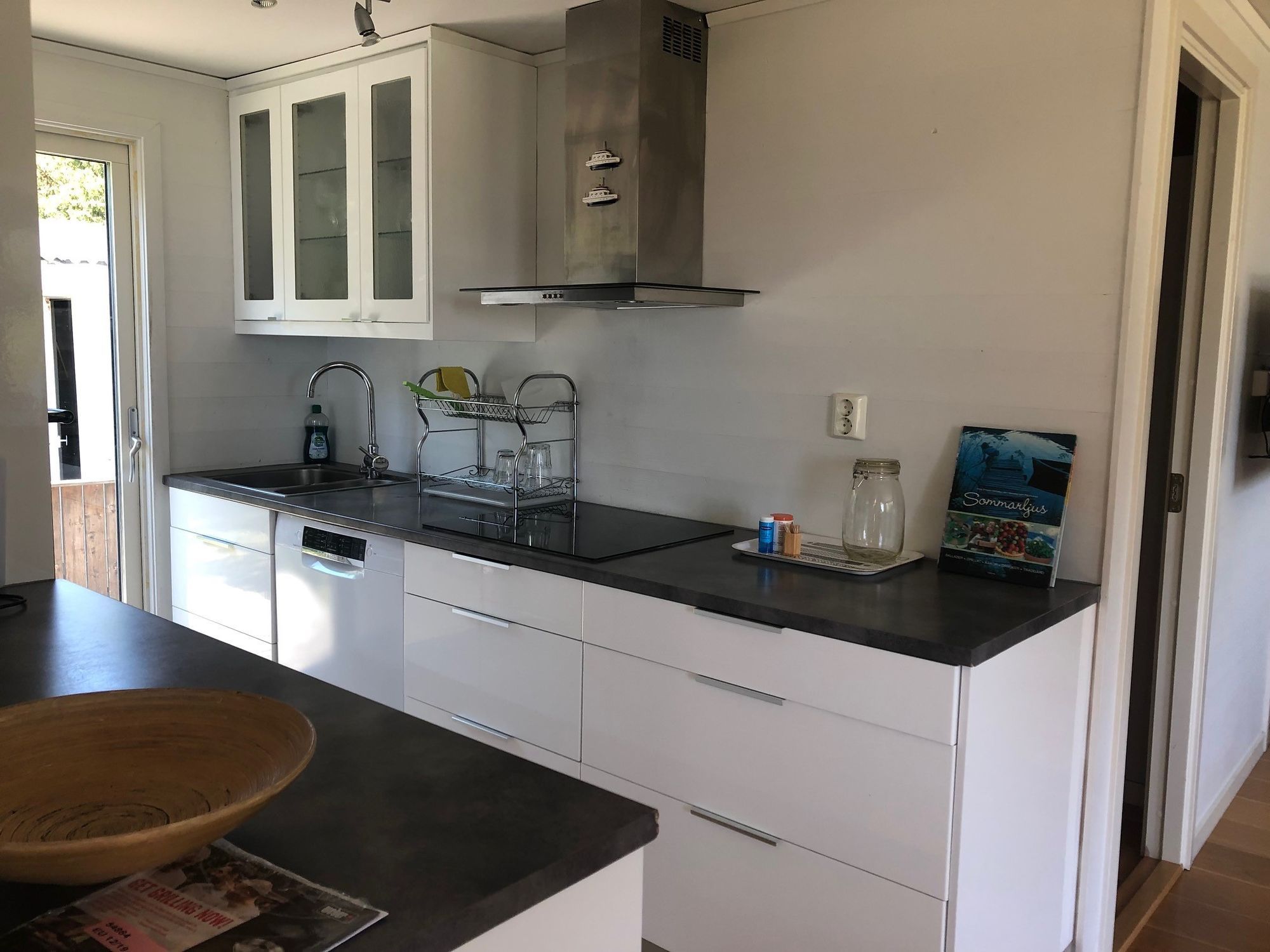 Sjöutsikt och helt insynsskyddat på solsäkra Öland – bild 4 av 18