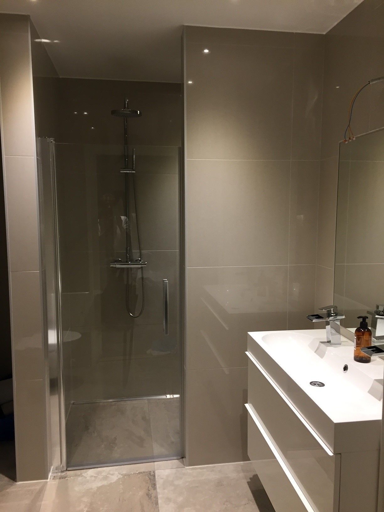 Villa centralt med naturpool, spabad och takterass – bild 12 av 14
