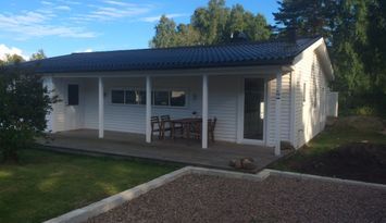 Prisvärd stuga på stor tomt nära havet•