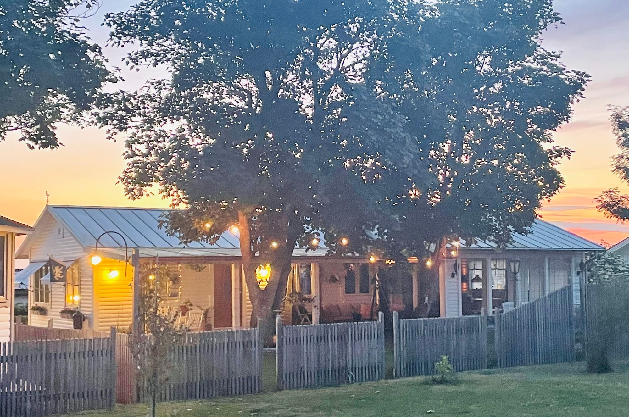 Stort strandnära sommarhus med härlig trädgård – bild 3 av 24