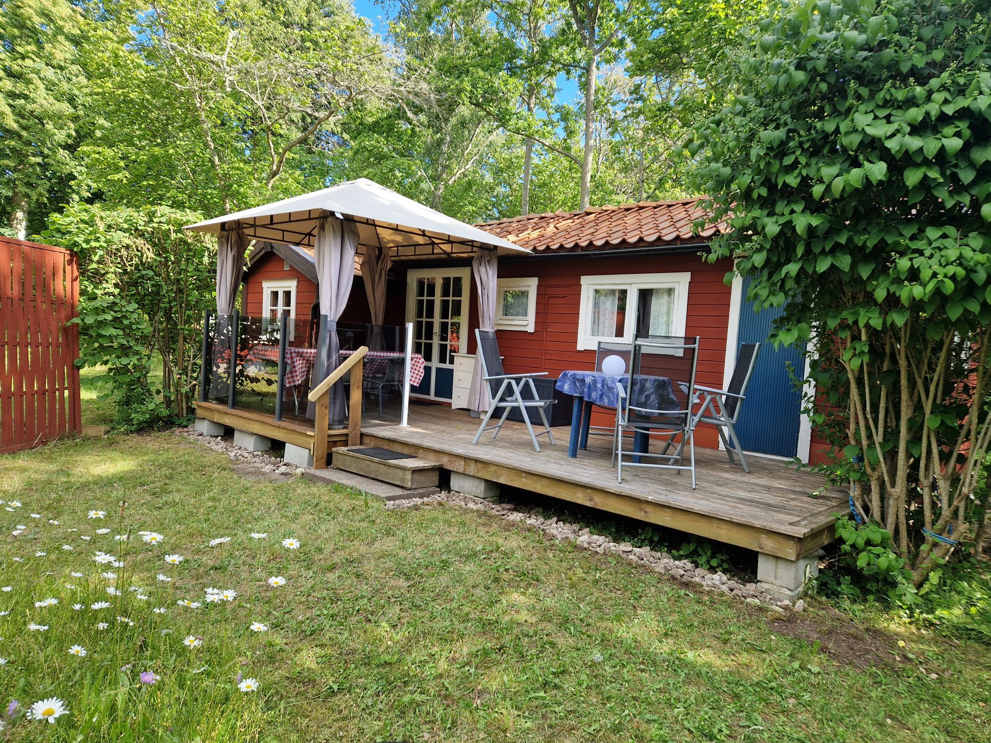 Två småstugor med havsutsikt nära Byxelkrok. – bild 2 av 24