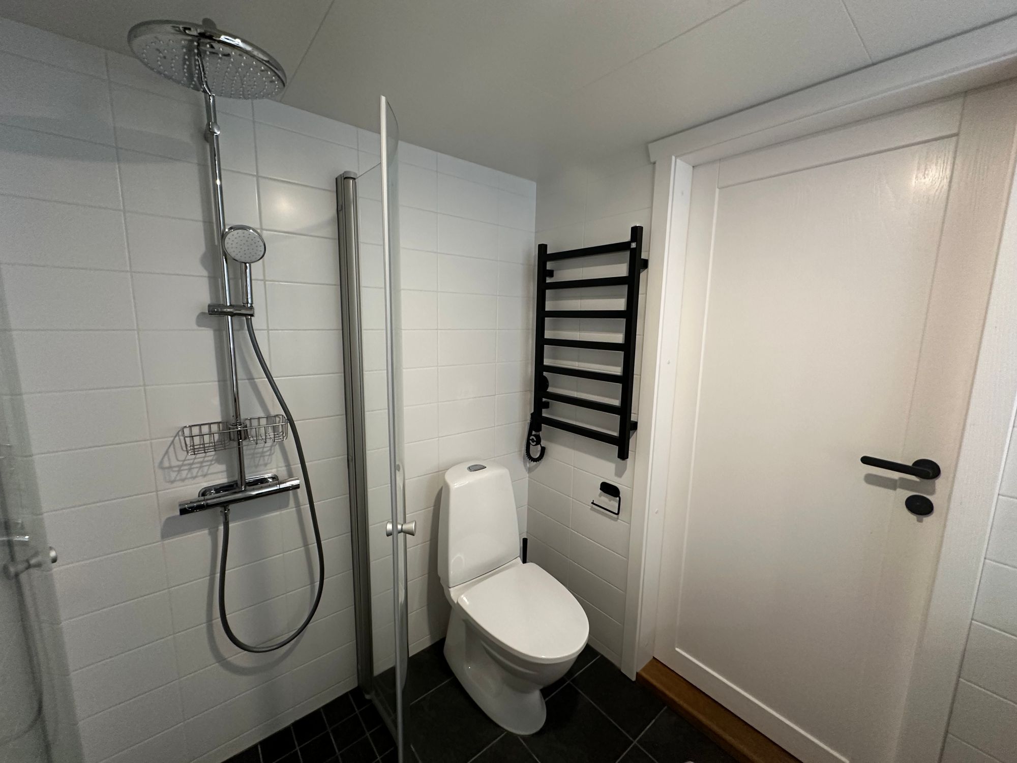 Nybyggt Attefallshus i Stockholms skärgård,Vaxholm – bild 11 av 12